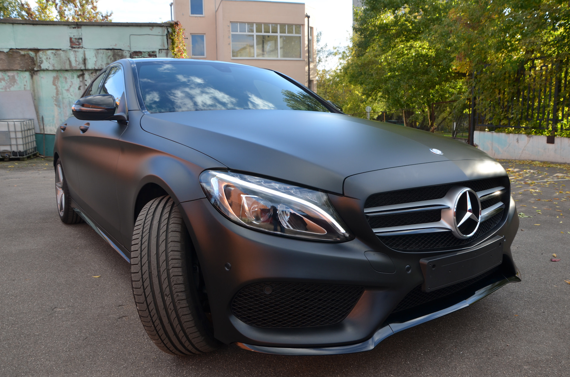 Mercedes в глянцевой плёнке