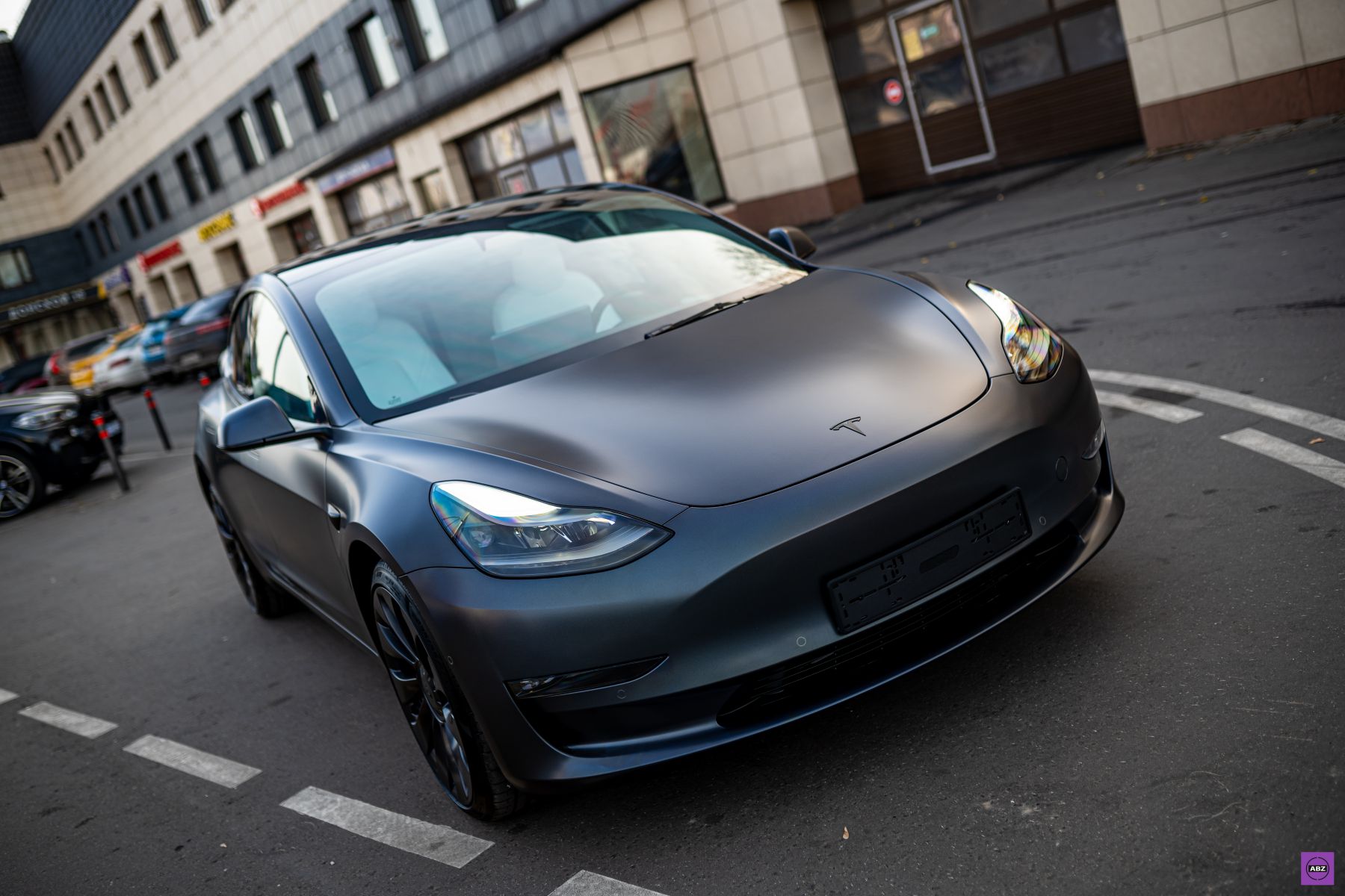 Tesla в глянцевой плёнке